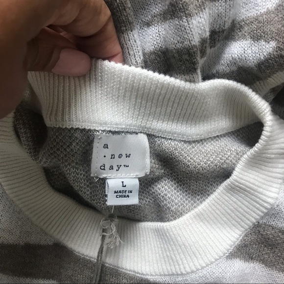 Cream/Gray Pattern Sweater NWT - Picture 4 of 4